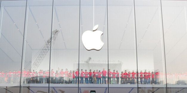 HANGZHOU, CHINA - JANUARY 24: (CHINA OUT) The Apple flagship store opens at Pinghai Road on January 24, 2015 in Hangzhou, Zhejiang province of China. Citizens, sales clerks and Apple fans celebrated the opening of the first store in the capital of Zhejiang Province. (Photo by ChinaFotoPress/Getty Images)