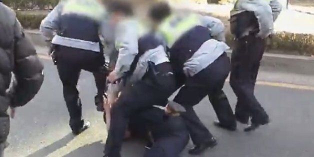 무고한 시민 머리 밟고, 테이저건 발사한 경찰