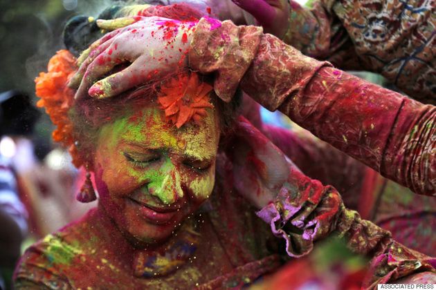인도 홀리축제에는 수만 가지의 색이 있다(사진)