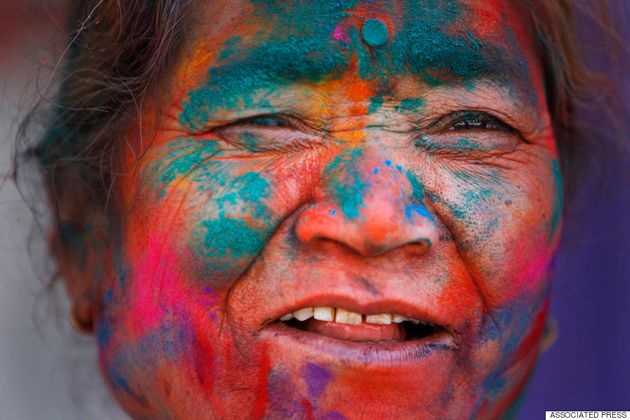 인도 홀리축제에는 수만 가지의 색이 있다(사진)