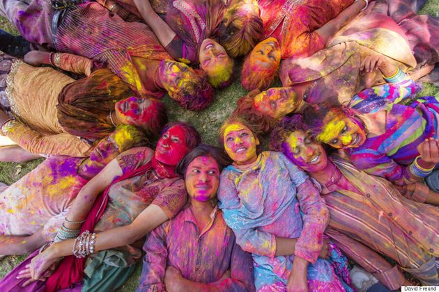 인도 홀리축제에는 수만 가지의 색이 있다(사진)