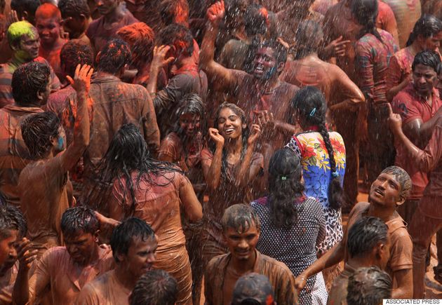 인도 홀리축제에는 수만 가지의 색이 있다(사진)