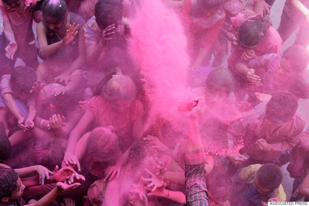 인도 홀리축제에는 수만 가지의 색이 있다(사진)