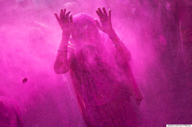 인도 홀리축제에는 수만 가지의 색이 있다(사진)