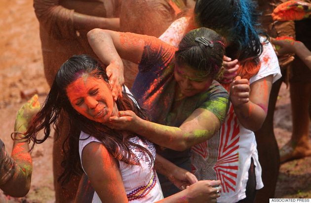 인도 홀리축제에는 수만 가지의 색이 있다(사진)