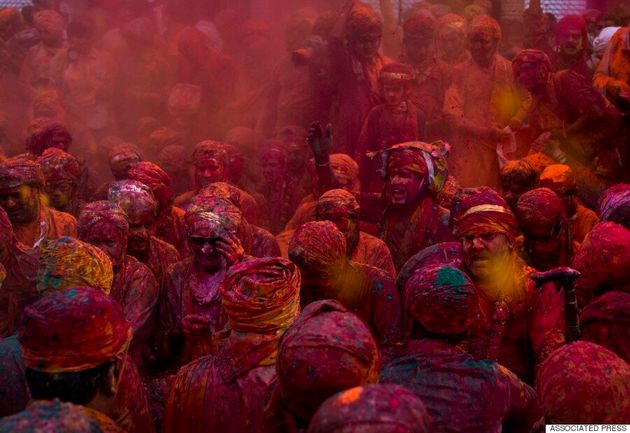 인도 홀리축제에는 수만 가지의 색이 있다(사진)