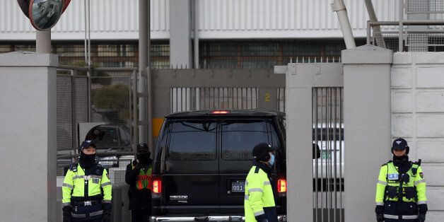 마크 리퍼트 주한 미대사에 대한 테러 사건이 발생한 5일 오전 서울 종로구 주한미국대사관에서 경찰과 대사관 관계자가 출입을 통제하고 있다.