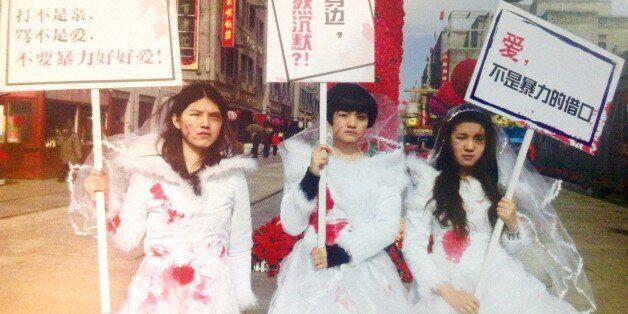 2012년 젊은 운동가들이 시위를 하고 있다. 왼쪽부터 리 팅팅, 웨이 팅팅. 모두 현재 베이징에 구금됐다.