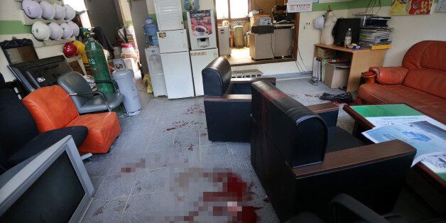 17일 오전 6시 30분께 '묻지마 살인'으로 2명이 숨지고 1명이 크게 다친 경남 진주시 강남동 모 인력 사무실 현장. 사무실 바닥이 피해자들의 피로 얼룩져 있다.