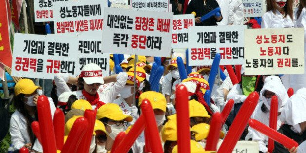 지난 2011년 5월 서울 영등포구 타임스퀘어 앞에서 성매매여성 노동자들이 성매매특별법 개정, 대안 없는 폐쇄 반대. 생존권 보장을 요구하는 집회 및 행진을 벌이고 있다.
