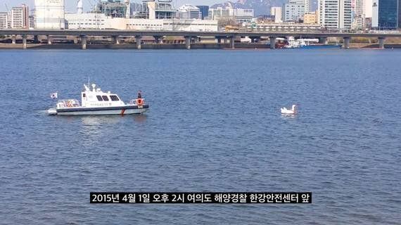 미래에서 떠내려온 난민의 생명은 국회의원에게 달려있다.