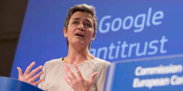 유럽연합(EU)의 마그레테 베스타거 경쟁담당 집행위원이 15일(현지시간) 브뤼셀에서 세계 최대 인터넷업체인 구글의 반독점 위반 혐의에 대해 공식 제소하고 추가 조사에 착수하겠다고 밝히고 있다.