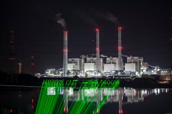 석탄화력발전소에 투사된 그린피스의 레이저 메시지