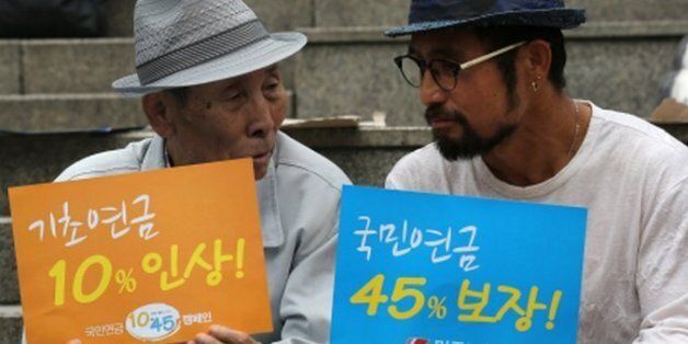 노후를 지키기 위한 국민연금 1045운동’ 전국캠페인 선포식이 2013년 6월 11일 오전 서울역에서 열리고 있다. 이날부터 7월12일까지 한달간 진행되는 이 운동은 박근혜 정부 임기(2017년) 안에 기초연금을 10% 인상하고 국민연금 급여율을 45%(납입자의 월평균 소득 대비)로 높여 기본적인 노후 소득보장 체계를 완비해야 한다는 취지다