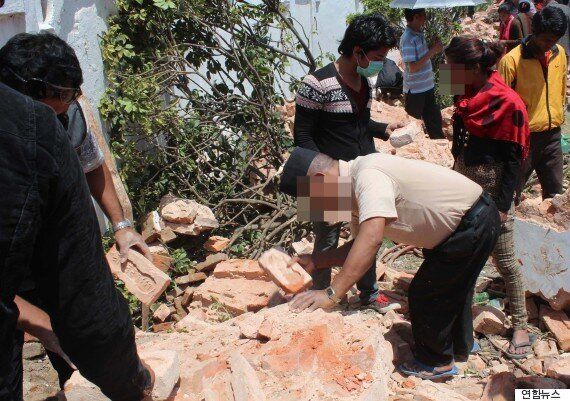 무너진 문화유산을 배경으로 셀카를 찍었다(사진)