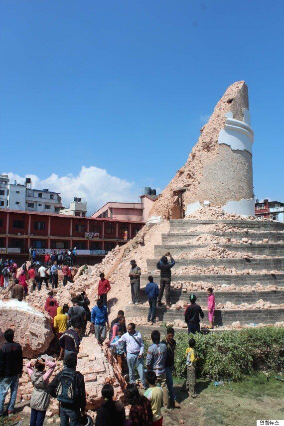 무너진 문화유산을 배경으로 셀카를 찍었다(사진)