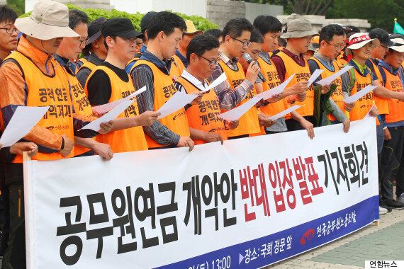 공무원 연금, 30% 더 내고 10% 덜 받는다