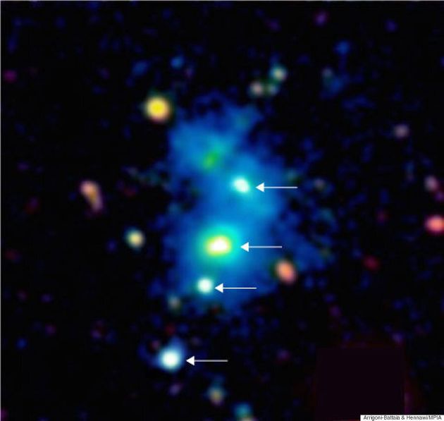 가까운 거리에 있는 네쌍둥이 블랙홀이 발견됐다(사진)