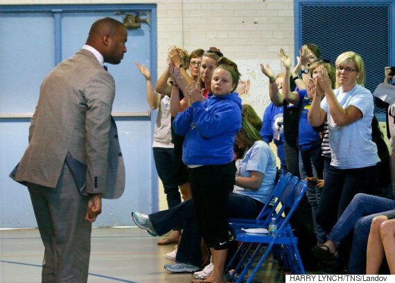 미국의 한 교사가 왕따당하는 게이 학생을 위해 게이 동화를 읽어주다