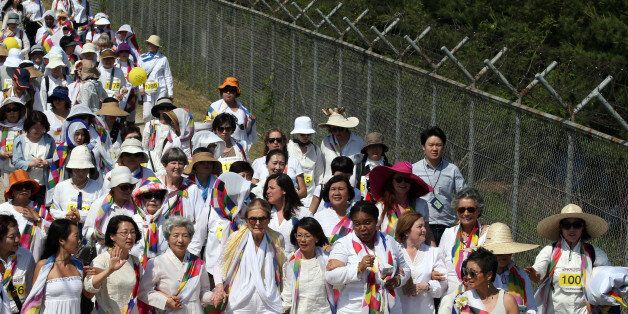 세계 여성평화운동단체 '위민크로스디엠지'(WCD)의 여성운동가들이 24일 오후 경기도 파주시 임진각 민통선 철책길을 걷고 있다.