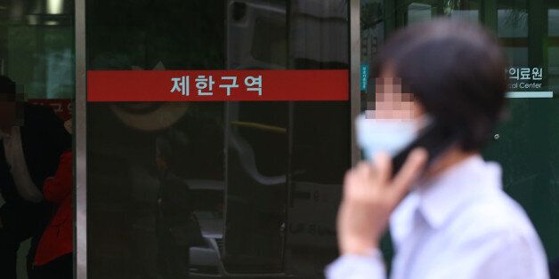 국내에서 세 번째 '중동호흡기증후군(메르스)' 감염자가 발생한 21일 오후 감염 환자가 입원하고 있는 서울시내 병원 응급실 앞으로 시민이 지나고 있다.