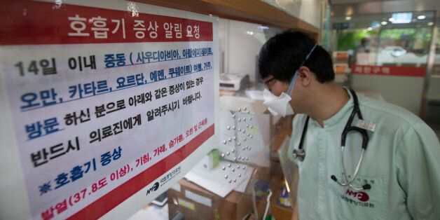 29일 오후 서울 중구 국립중앙의료원 응급의료센터 입구에 안내문이 붙어 있다.
