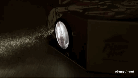 피자헛의 종이박스로 영화를 볼 수 있다(동영상)