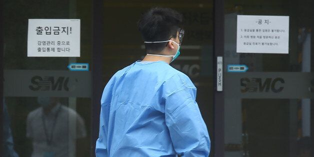 중동호흡기증후군(메르스) 확진자가 총 122명으로 집계된 11일 오전 서울 강남구 삼성서울병원 응급실 앞으로 병원 관계자가 지나고 있다.