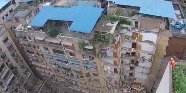 중국서 9층 아파트가 절반으로 갈라지며 붕괴됐다(동영상)