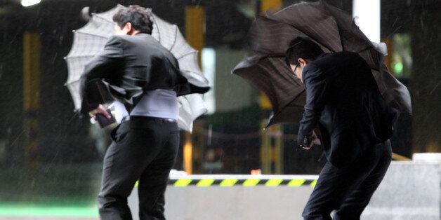 태풍 볼라벤이 전국적으로 피해를 입히고 지나간 지난 2012년 8월 28일 오후 서울 서초구 강남역 인근 도로에서 시민들이 우산을 쓴채 비바람을 맞으며 지나가고 있다.