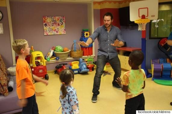 어린이 병원을 방문해 '쥬라기 월드'를 패러디한 크리스 프랫(사진)