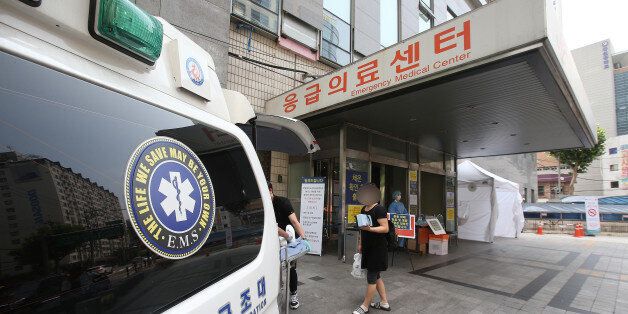 23일 오후 중동호흡기증후군(메르스) 환자가 경유해 외래·입원이 중단된 서울 강동성심병원 응급실 입구에서 한 환자와 보호자들이 퇴원하고 있다. 보건복지부는 23일