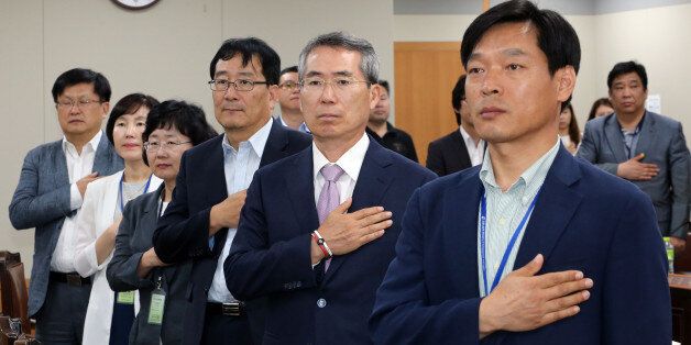 박준성 최저임금위원회 위원장(오른쪽에서 두 번째)을 비롯한 위원들이 23일 오후 정부세종청사 최저임금위원회 회의실에서 열린 제6차 전원회의에서 국기에 대한 경례를 하고 있다.