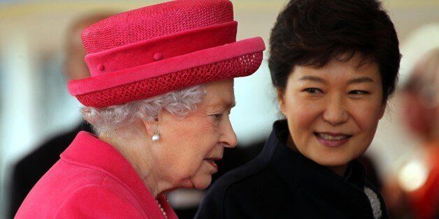 Britain's Queen Elizabeth II, left  and South Korea's President Park Geun-Hye arrive at the Grand Entrance, at Buckingham Palace in London, Tuesday, Nov. 5, 2013. The president is on an official three day state visit to Britain. (AP Photo/Carl Court, Pool)