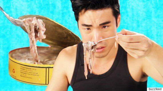 세계에서 가장 냄새가 고약한 음식 '수르스트뢰밍'에 도전했다!(동영상)