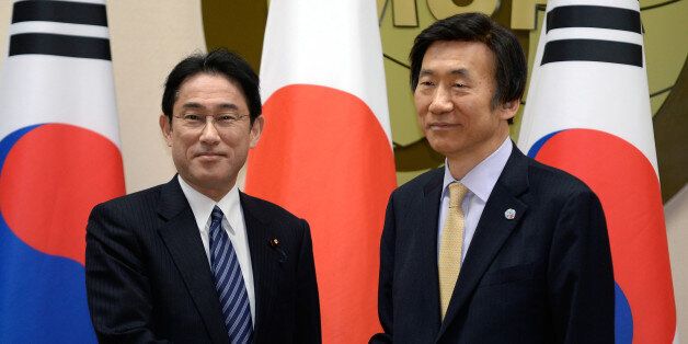 일본 기시다 후미오 외무상(왼쪽)과 우리나라 윤병세 외교부 장관