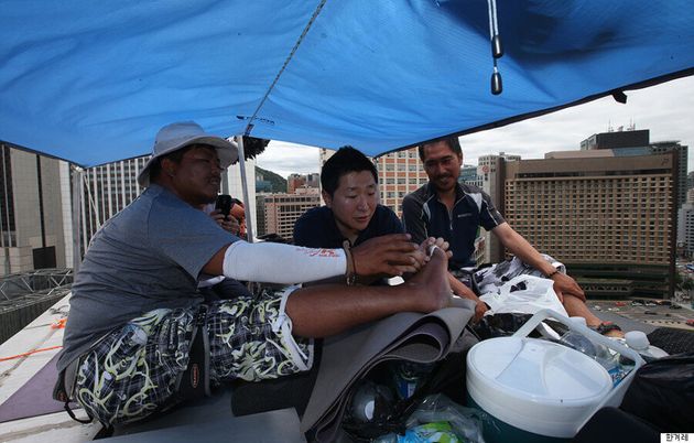 인권위원회 광고탑 위에 사람이 있다(사진)