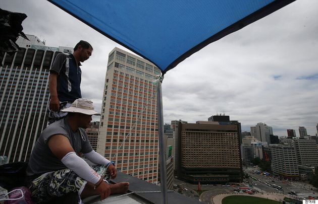 인권위원회 광고탑 위에 사람이 있다(사진)