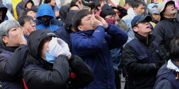 금속노조 조합원과 콜트콜텍 해고노동자들이 2013년 4월 10일 오후 서울 등촌동 콜텍 본사 앞에서 해고자 복직 등을 요구하며 함성을 지르고 있다.