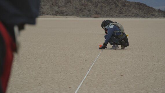 자동차로 그린 '우주로 보내는 메시지'는 어떻게 만들어졌을까