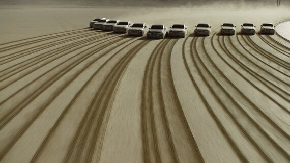 자동차로 그린 '우주로 보내는 메시지'는 어떻게 만들어졌을까