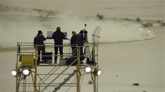 자동차로 그린 '우주로 보내는 메시지'는 어떻게 만들어졌을까