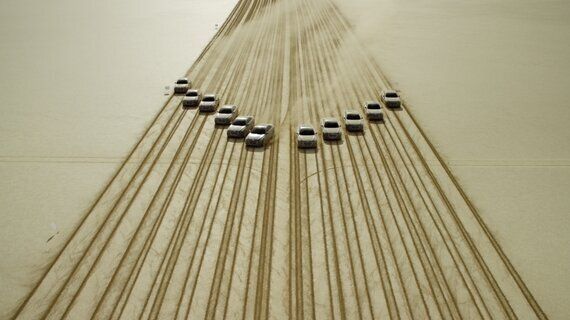 자동차로 그린 '우주로 보내는 메시지'는 어떻게 만들어졌을까