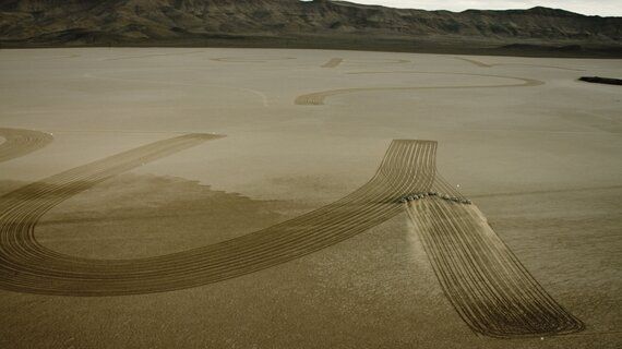 자동차로 그린 '우주로 보내는 메시지'는 어떻게 만들어졌을까