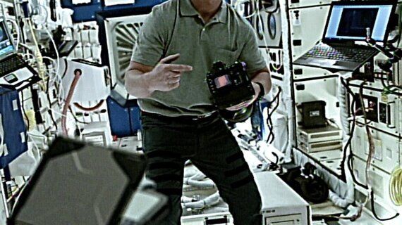 자동차로 그린 '우주로 보내는 메시지'는 어떻게 만들어졌을까