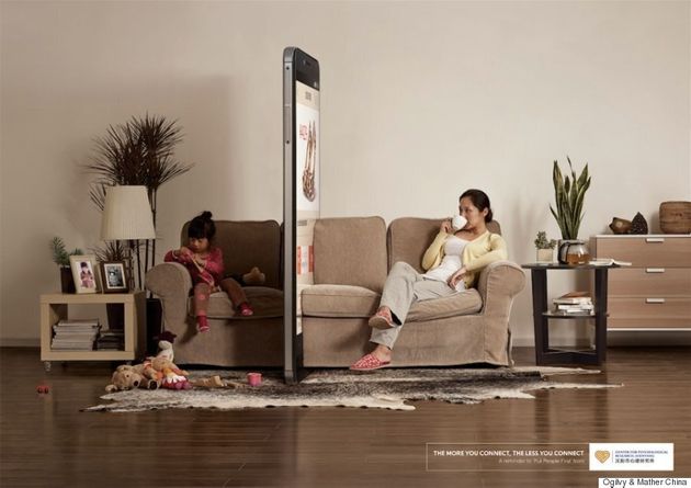 당신의 아이는 당신이 옆에서 휴대폰을 들여다볼 때 이런 느낌을 받는다(사진 연작)