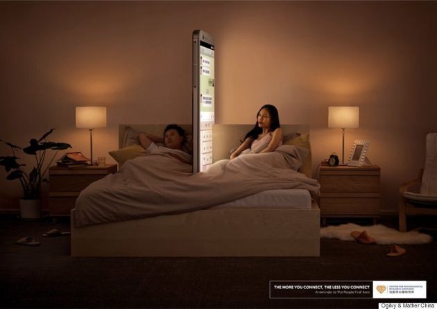 당신의 아이는 당신이 옆에서 휴대폰을 들여다볼 때 이런 느낌을 받는다(사진 연작)