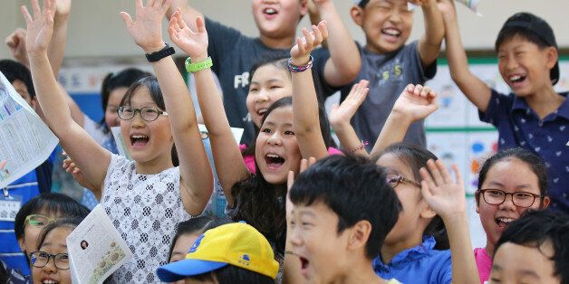 10일 오전 서울 양천구 신서초등학교에서 열린 방학식에서 4학년 학생들이 환호하고 있다.