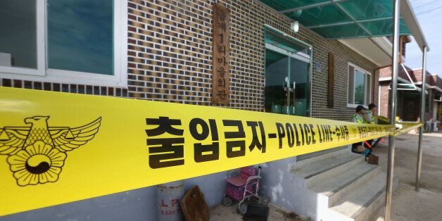 17일 오후 독극물 사건과 관련해 경찰이 15일 경북 상주시 공성면 금계1리 마을회관 앞에 선을 치고서 통제하고 있다.