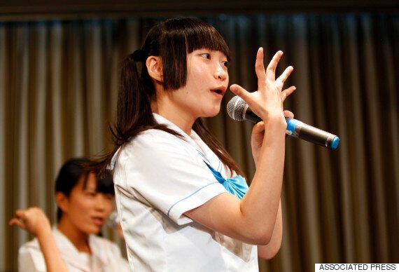 아베 정권의 집단 자위권 법안을 반대하는 일본 아이돌, '제복향상위원회'는 어떻게 등장했을까?(사진, 동영상)